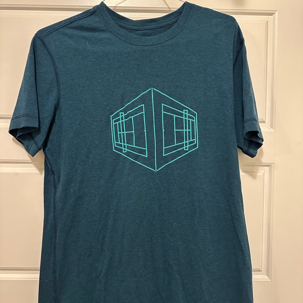 Rare design lululemon t shirt like new for men.
